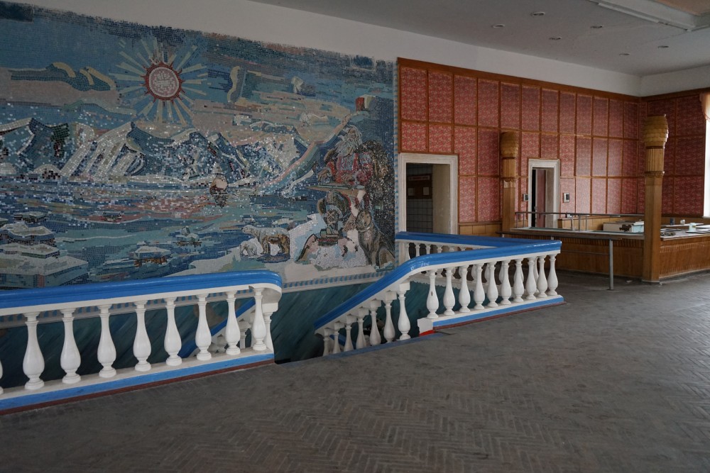 Soviet-style Arctic art made of mosaic on the wall in the cantina. (Thomas Nilsen/The Independent Barents Observer)