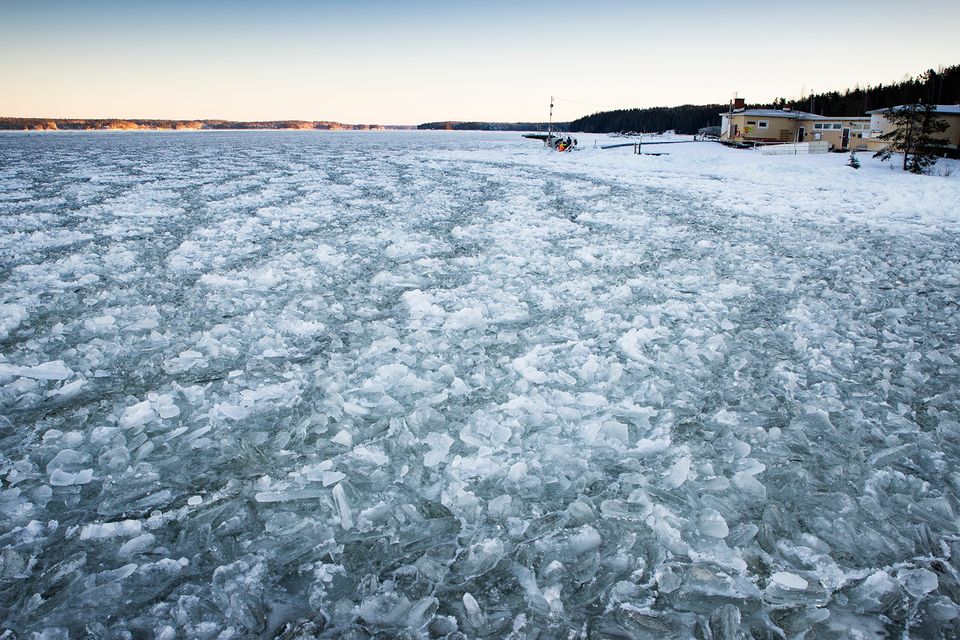 Last week, snow and ice transformed landscapes around Näsiärvi Lake in Tempere, southern Finland, but the ice cover remains thin nationwide. (Antti Eintola/Yle)