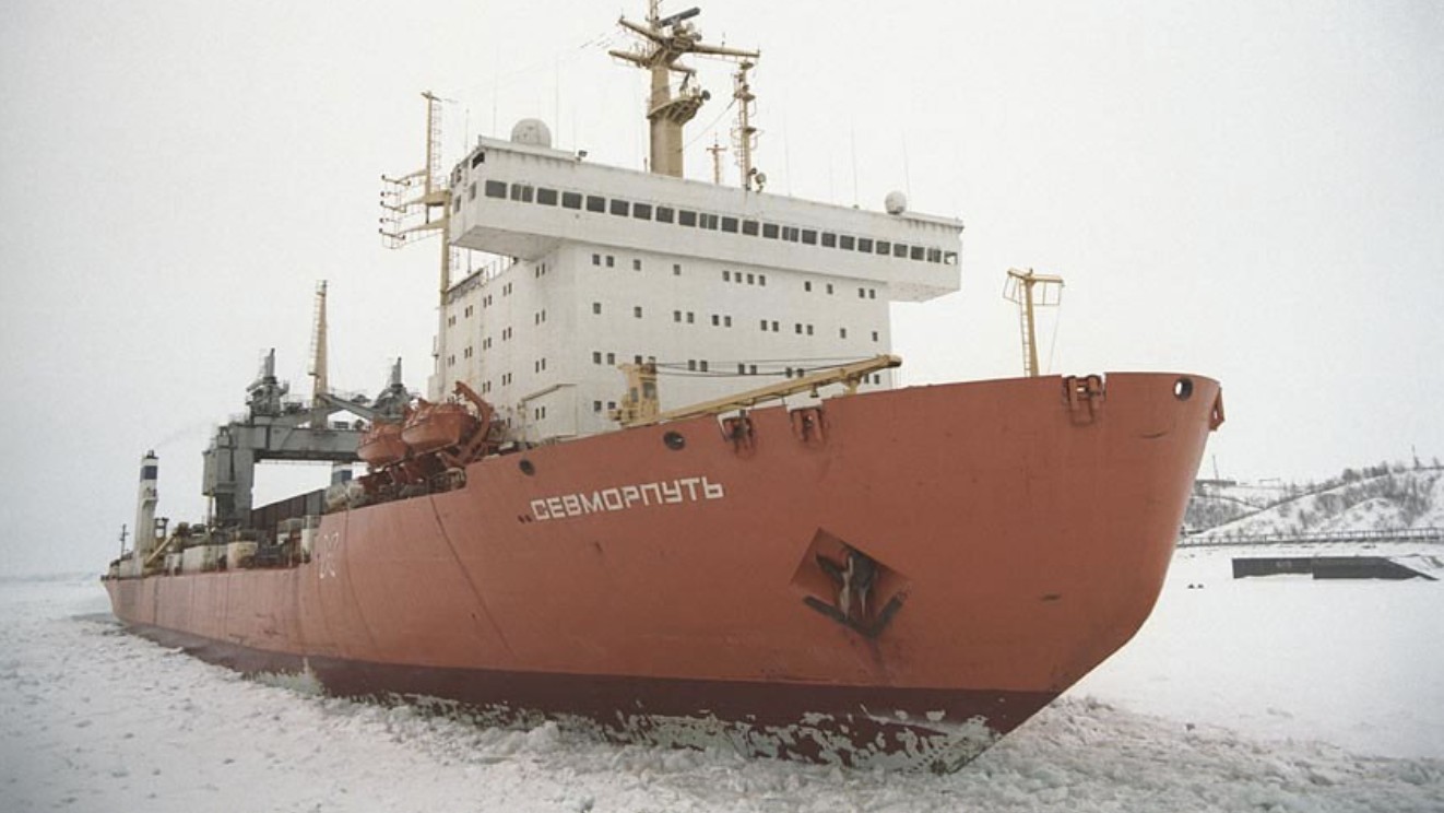 Атомный лихтеровоз севморпуть. Атомный лихтеровоз севморпуть. Контейнеровоз в порту санкт-петербурга. Севморпуть лихтеровоз. Росатомфлот контейнеровоз.