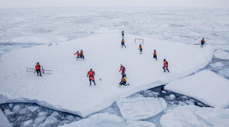 Marius Vagenes Villanger/Kystvakten/Sjoforsvaret/NTB Scanpix via REUTERS