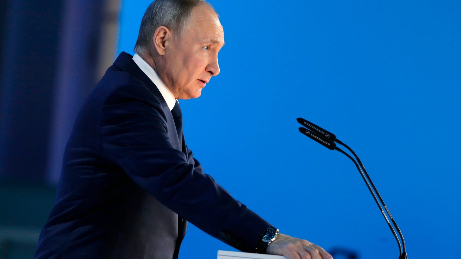 Putin speech takes on social issues, crisis with the West and grand