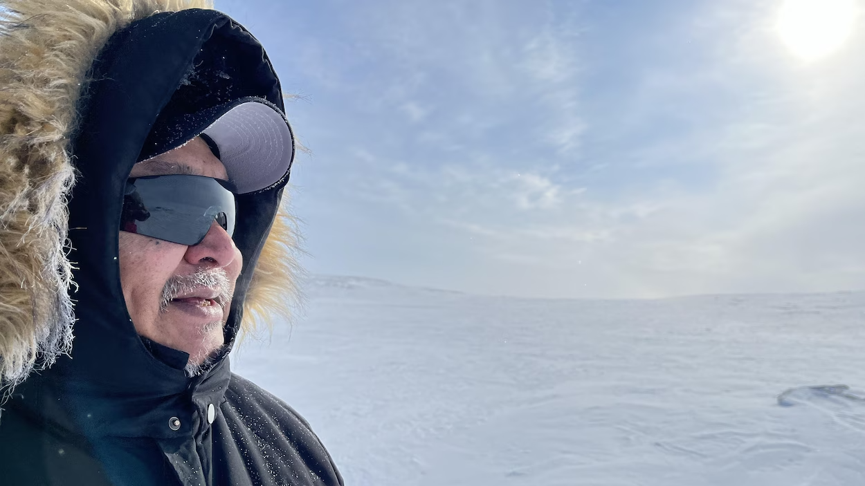 “We want to show Canada that a place can be without mining or resource exploration and still prosper,” said Jimmy Ullikatalik looks out over the terrain that would be part of the eventual Aqviqtuuq Inuit Protected and Conserved Area. PHOTO : RADIO-CANADA / REGARD SUR L'ARCTIQUE / EYE ON THE ARCTIC / EILIS QUINN