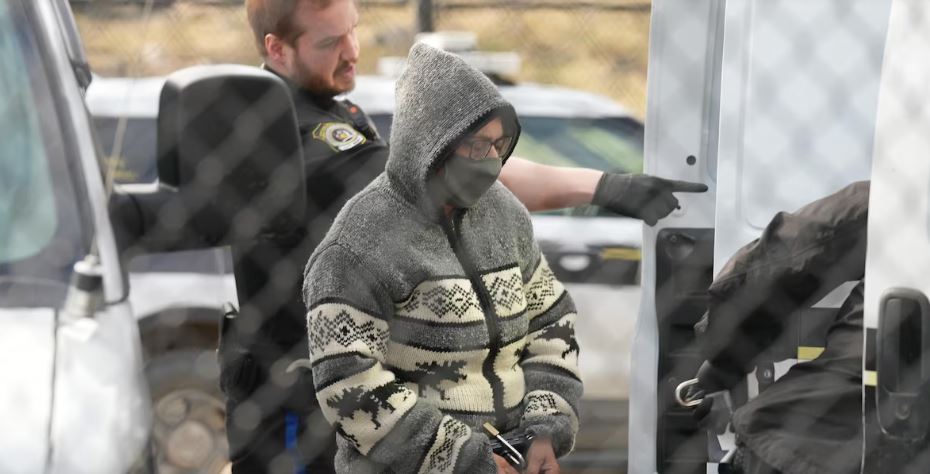 Personne avec une veste à capuchon, les mains menottées, le 24 juin 2024 à Iqaluit, au Nunavut.