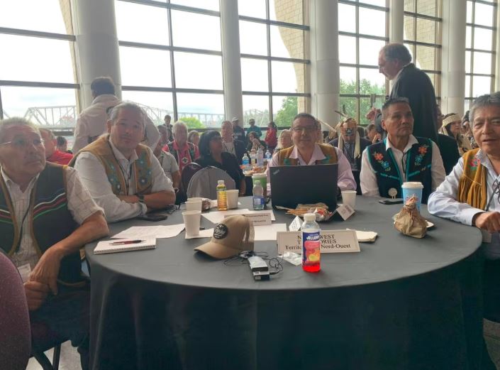 Liidlii Kue First Nation Chief Kele Antoine, Deline Gotine Government Ɂek'wahtı̨dǝ́ Danny Gaudet, Yellowknives Dene First Nation Dettah Chief Ernest Betsina, Sahtu Dene Council Grand Chief Wilbert Kochon, Dene National Chief George Mackenzie.