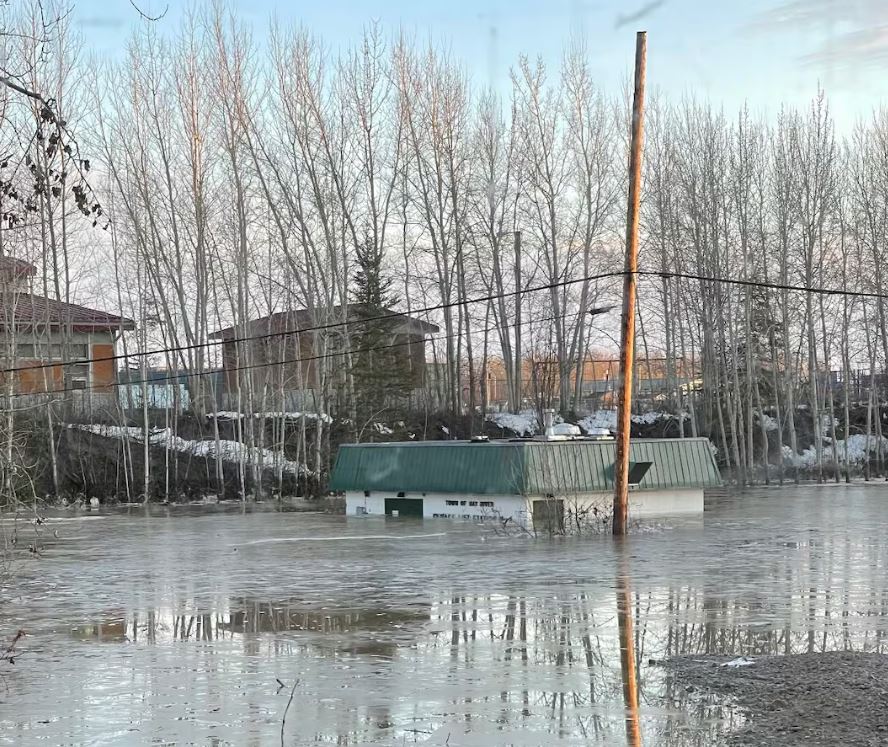 A lift station in Hay River almost entirely underwater in May 2022. 