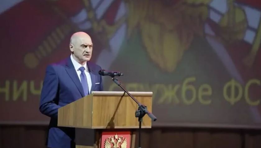 A man looking at an audience.