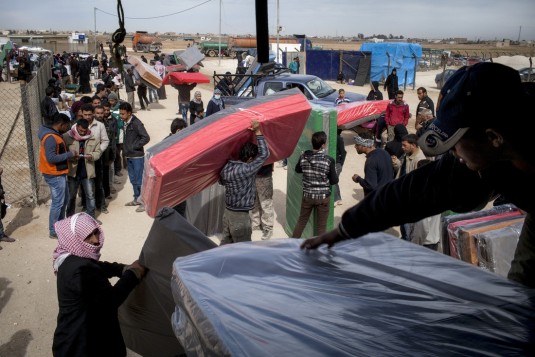 Distribution de matelas au camp de réfugiés de Zaatari