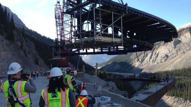 Le "Glacier Skywalk" est une passerelle de 450 mètres de long suspendue au-dessus du vide.