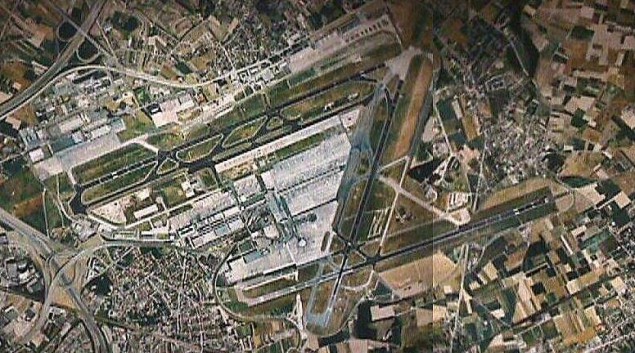 Vue de l'aéroport prise depuis un satellite- Wikipédia