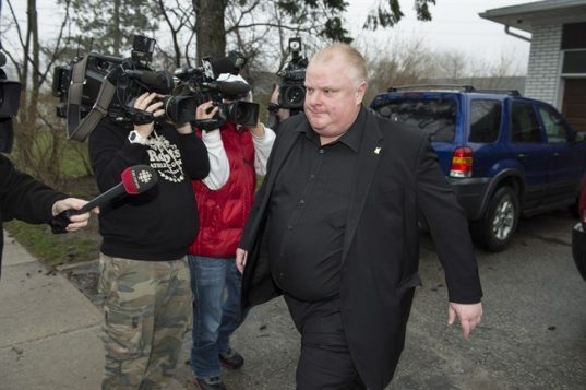 Rob Ford quitte son domicile, le 1er mai dernier, pour se rendre dans un centre spécialisé suivre une cure de désintoxication.  Crédit photo:  The Canadian Press/Frank Gunn