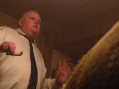 Une vidéo dévoilée en mai semble montrer Rob Ford inhaler d'une pipe à crack.