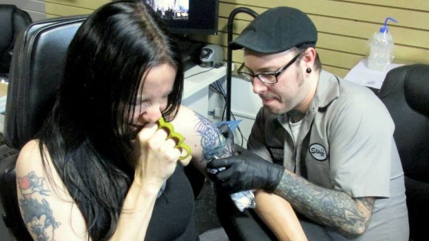 Susan Mihaichuk fait recouvrir ses tatouages par des papillons aux couleurs préférées de ses petits-enfants
