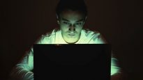 141117_hq9y3_uneprem_ado-internet_sn635