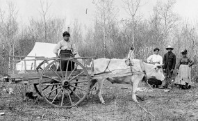 Campement métis dans la province du Manitoba vers la fin du 19e siècle. 