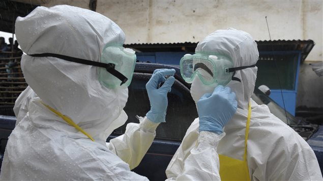 Des travailleurs de la santé portent des vêtements de protection contre le virus Ebola à Monrovia, au Liberia. Photo : Photo : Stringer / Reuters