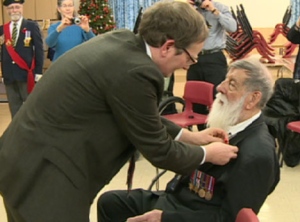 Emard Court, recevant sa médaille de la Légion d'honneur des mains du consul français Vincent Hommeril (CBC)
