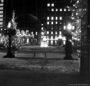 Place d’Armes. 1964.  (Archives de Montréal)