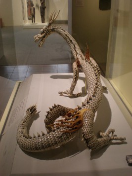 Dragon articulé japonais de la période Meiji, en métal, ivoire et perles - Wikipédia