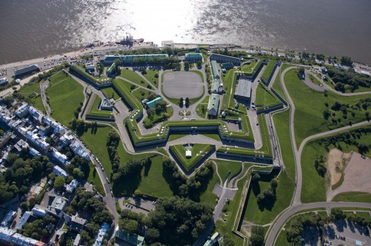 C'est le romancier britannique Charles Dickens qui a été l'un des premiers à nommer les murs fortifiés de la ville Québec « Le Gibraltar de l'Amérique du Nord ».