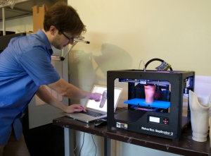 Ryan Schmidt a utilisé le logiciel 3D, MeshMixer, qu'il a créé pendant ses études au doctorat à l'Université de Toronto, pour modéliser notamment un joint aux formes osseuses. (Julia Burpee)