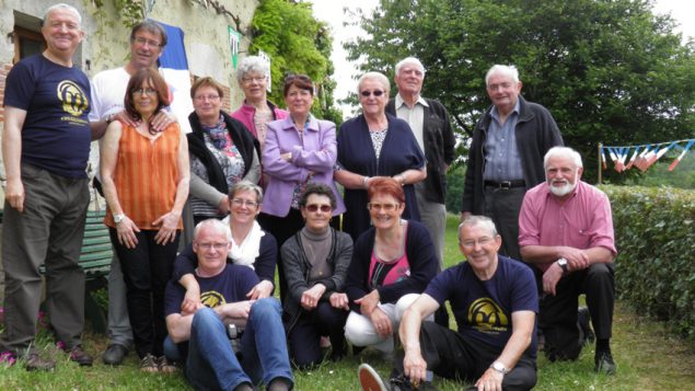 Depuis 31 ans le Radio club du Perche en France dont est membre notre invité Paul Jamet (en t-shirt blanc sur la gauche ) organise la « Rencontre des Amis de la Radio » qui a pour objectif de promouvoir l’écoute des radios internationales et de défendre la langue française.  