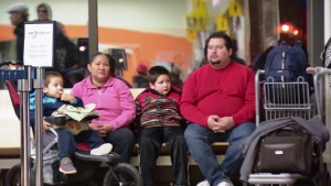 Sergio Rojas est originaire du Mexique. Sa conjointe, Linda Martinez est du Nicaragua. Le couple a déposé une demande de résidence permanente au Canada pour raisons humanitaires, demande qui a été refusée. Rojas et Martinez doivent avoir quitté le Canada le 4 mars. (Philippe Morin/Radio-Canada)