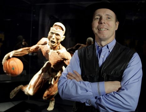 Gunther von Hagens devant l'un des spécimens de l'exposition Body Worlds.  (Crédit photo:  AP Photo/Ibrahim Usta)