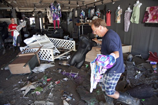 À High River, au sud de Calgary, les inondations ont emporté maisons parcs et commerces.  (Crédit photo:  Jordan Verlage/Presse Canadienne)