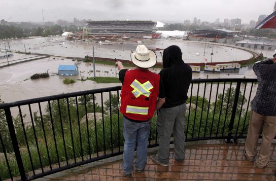 Le site du fameux Stampede de Calgary, sous l'eau, le 21 juin 2013.  (Crédit photo:  Jeff McIntosh/Presse Canadienne)