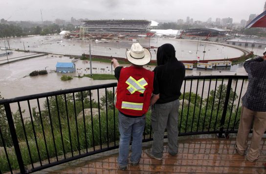 Le site du fameux Stampede de Calgary, sous l'eau, le 21 juin 2013. (Crédit photo: Jeff McIntosh/Presse Canadienne)