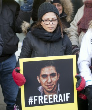 La conjointe de Raïf Badawi, lors d'un rassemblement pour réclamer sa libération, en janvier. (Crédit photo: Ryan Remiorz/Presse Canadienne)
