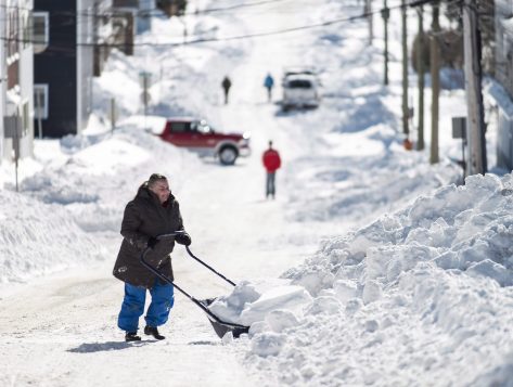 Les résidents de Saint-Jean, au Nouveau-Brunswick, avaient 130 centimètres de neige à pelleter, le 3 février, pour sortir de chez eux.  (Crédit photo: Michael Hawkins/Presse Canadienne)