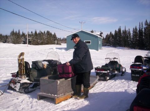 Dans le Nord, les bénévoles se rendent chez les bénéficiaires en motoneige pendant les mois d'hiver et en véhicule tout-terrain le reste de l'année. (Club des citoyens Seniors de Chevery/Regroupement des popotes roulantes)
