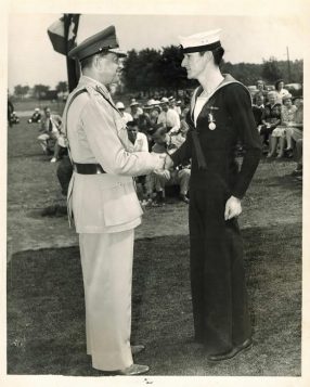 Tom Simpson recevant la Médaille du service distingué en 1946 (Ronald Simpson)