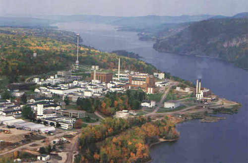 C’est sur le site de à Chalk River, au bord de la rivière Otawa, que fut construite à partir de 1945 la grande pile à eau lourde qui fut à l’origine du développement par le Canada des réacteurs CANDU qui ont été vendu en Inde.