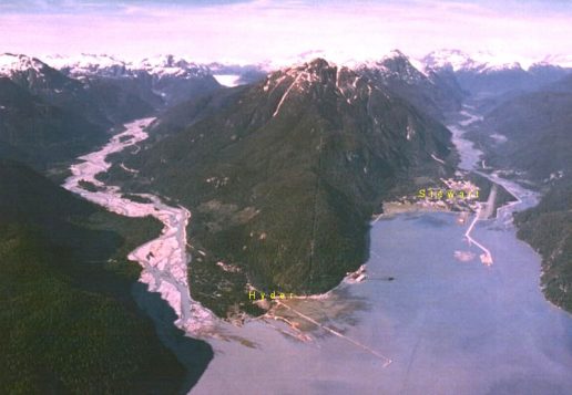 La route reliant Hyder. Alaska à Stewart, Colombie-Britannique.