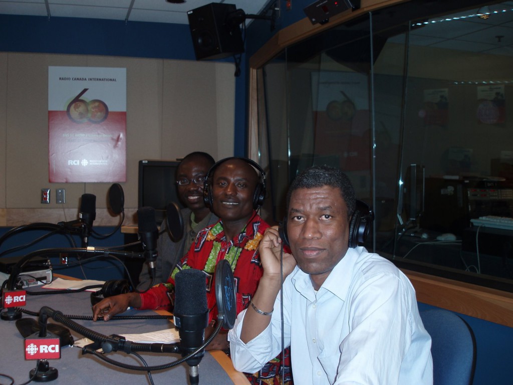 M. Talent BIN HANGI, au centre de la photo, lors d’un passage dans les studios de Radio Canada International.