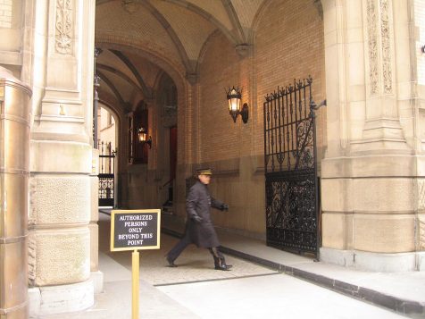 Après la fusillade, Lennon a gravi les marches (au fond à droite) avant de s'écrouler dans le poste de sécurité.