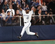 Joe Carter frappe le coup de circuit qui donne aux Blue Jays la victoire en Série mondiale, le 23 octobre 1993. (Archives - AP/Mark Duncan)