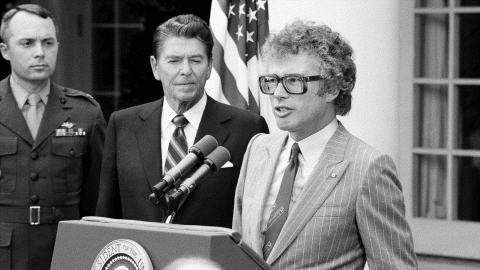 L'ancien ambassadeur canadien Kenneth Taylor, en compagnie du président américain Ronald Reagan. (Source: archive de Radio-Canada)