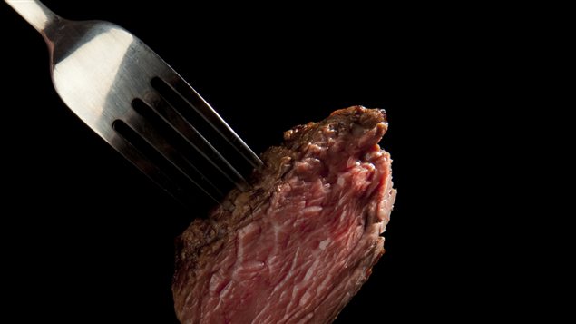 Depuis 2012, le prix du boeuf a augmenté de plus de 30 % au Canada. Cette hausse importante amène de nombreux impacts dans les commerces : vols, changements d'habitude de consommation et baisse de revenus. 