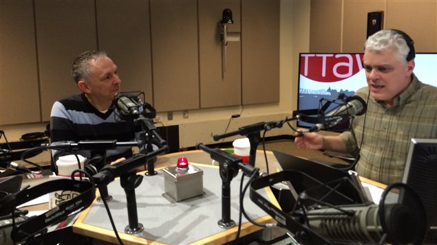 Robert Fillion, directeur de chorale, était en entrevue avec Philippe Marcoux à l'émission Les matins d'ici. Photo : Mireille Langlois