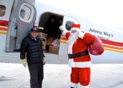 Le pilote Johnny May et son passager, le Père Noël (Photo CBC/sabelle Dubois)