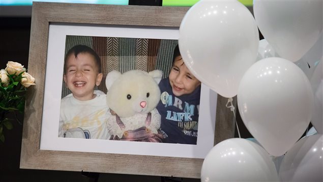 Une photo du petit Alan et de son frère Galip Kurdi exposée lors d'une cérémonie à leur mémoire et à celle de leur mère, à Vancouver en septembre. Photo : PC/DARRYL DYCK