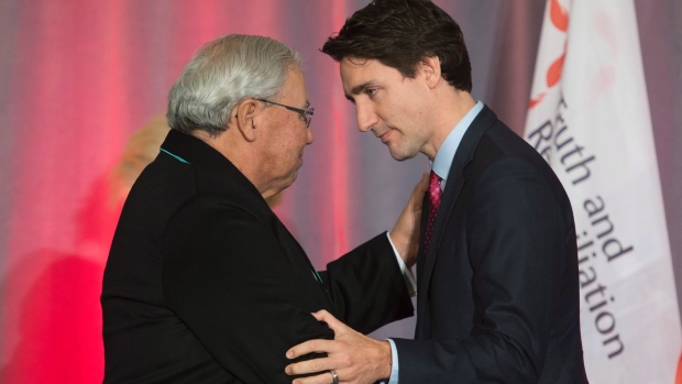Le commissaire de la commission-vérité et réconciliation, le juge Murray Sinclair, serre la main du premier ministre canadien,Justin Trudeau, lors de la publication du rapport final de la Commission la semaine dernière. (Adrian Wyld / Presse canadienne)
