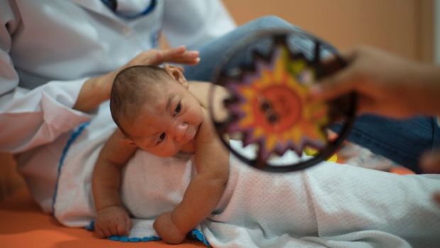 À l'âge de trois mois, cet enfant qui est né avec une microcéphalie est hospitalisé à Recife, au Brésil, le jeudi 28 janvier 2016. (Felipe Dana / Associated Press)