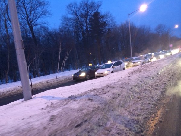 Les chauffeurs de taxi de la capitale québécoise prévoient bloquer l'accès au ministère du Revenu Québec jusqu'à environ 11 h 30 jeudi matin. Photo : Jean-François Nadeau - Radio-Canada