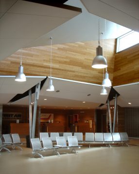 Intérieur, aérogare de Kuujuuaq (Photo: Éric Mouqtin)