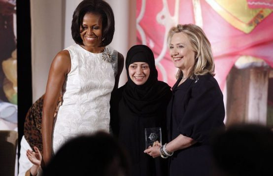  En 2012, la militante Samar Badawi a reçu un prix des International Women of Courage Awards des mains de Michelle Obama et Hillary Clinton. Photo: Charles Dharapak Associated Press