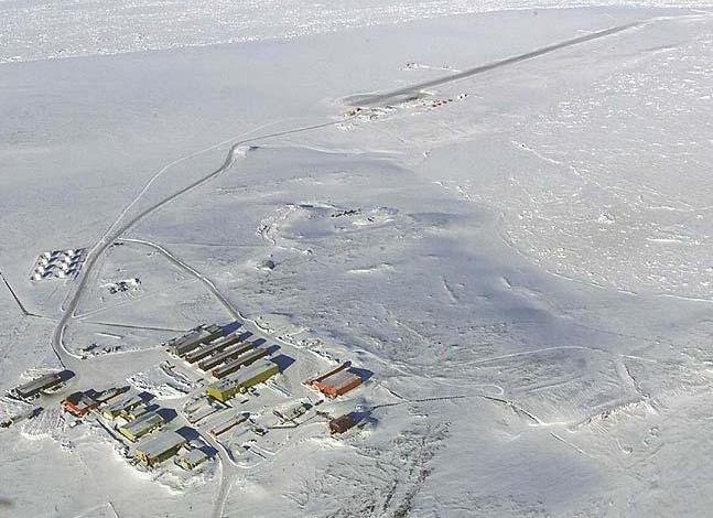 La Base d'Alert avec son aéroprt. Photo : bejsment.com